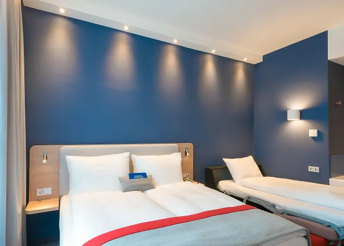 Express West By Ihg Hotel