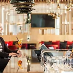 Express West By Ihg Hotel