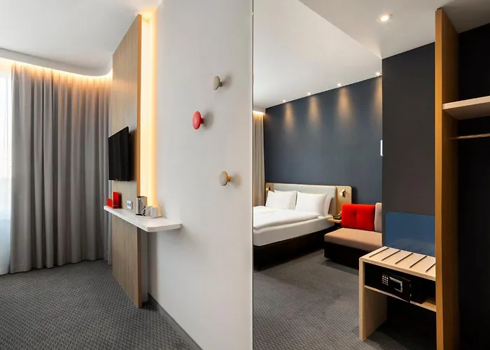 Express West By Ihg Hotel 3*