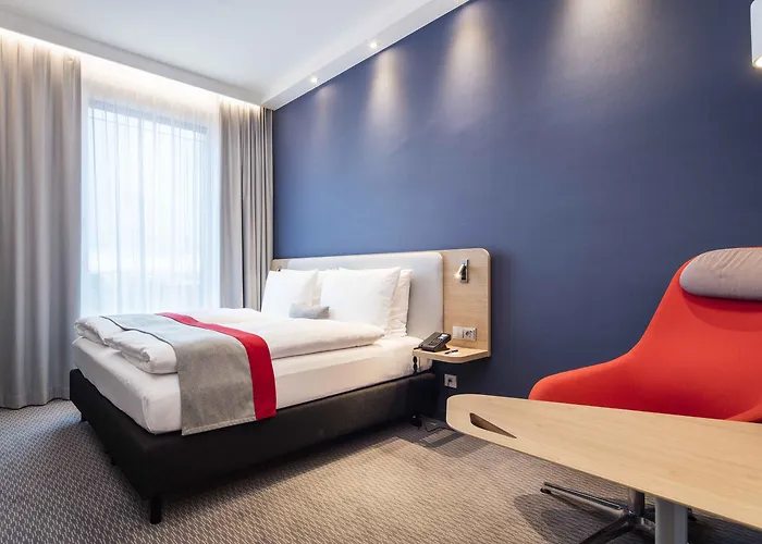 Express West By Ihg Hotel 3*