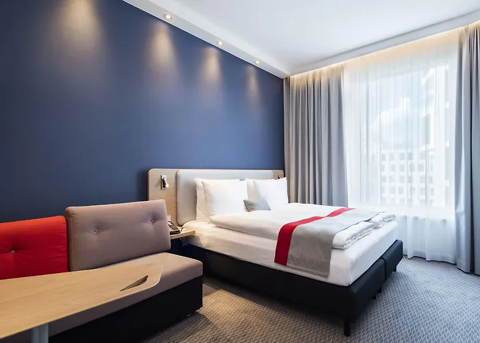 Express West By Ihg Hotel