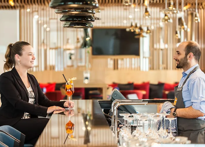 Express West By Ihg Hotel